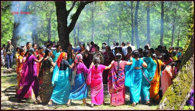 चांचरी गाती महिलाएं।